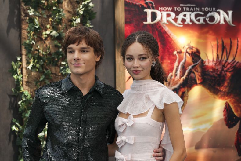Mason Thames, a la izquierda, y Nico Parker llegan al estreno de How to Train Your Dragon el sábado 7 de junio de 2025, en el Museo de la Academia de Cine de Los Ángeles. (Foto Andrew Park/Invision/AP)