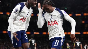 Mathys Tel, derecha, del Tottenham Hotspur, celebra durante el partido de fútbol de la Liga Premier entre Tottenham Hotspur y Leeds United, el lunes 11 de mayo de 2026, en Londres. (John Walton/PA via AP)