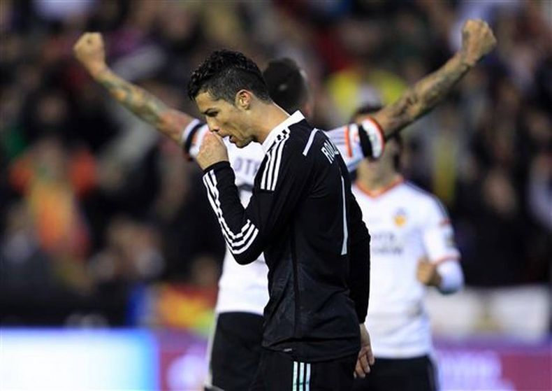 El portugués Cristiano Ronaldo, del Real Madrid, reacciona tras perder el partido de la Liga Española contra Valencia en el estado Mestalla, de Valencia, España, el domingo 4 de enero del 2015. Valencia ganó el partido 2 -1. ALBERTO SAIZ FOTO AP