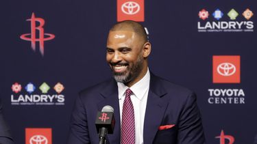 Ime Udoka, nuevo entrenador de los Rockets de Houston, sonríe durante la conferencia de prensa de su presentación en el Toyota Center, el miércoles 26 de abril de 2023, en Houston. (Michael Wyke/Houston Chronicle vía AP)