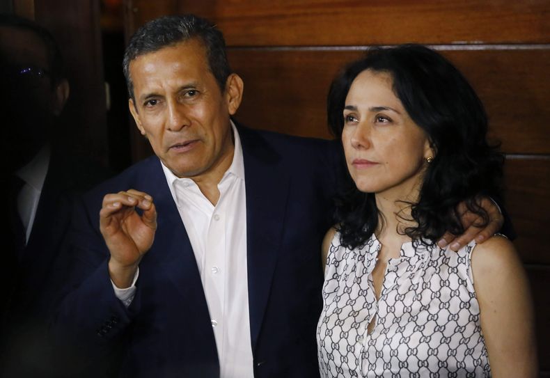 ARCHIVO - El expresidente de Perú Ollanta Humala, acompañado de su esposa Nadine Heredia, habla con periodistas en la entrada de su domicilio después de ser excarcelado en Lima, Perú, el 30 de abril de 2018. (AP Foto/Joel Alonzo, Archivo)