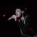 ARCHIVO - El cantante mexicano Peso Pluma durante su concierto en el Foro Sol de la Ciudad de México el sábado 11 de noviembre de 2023. Un tribunal chileno admitió en enero de 2024 el recurso de amparo presentado por un diputado republicano para evitar que el cantante mexicano Peso Pluma actué en el Festival Internacional de la Canción de Viña del Mar, argumentando que fomenta la narcocultura, en una polémica que mantiene en suspenso su actuación. (Foto AP/Aurea Del Rosario)