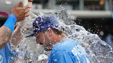Vinnie Pasquantino de los Reales de Kansas City es bañado por sus compañeros tras la victoria ante los Guardianes de Cleveland el domingo 27 de septiembre del 2026. (AP Foto/Charlie Riedel)