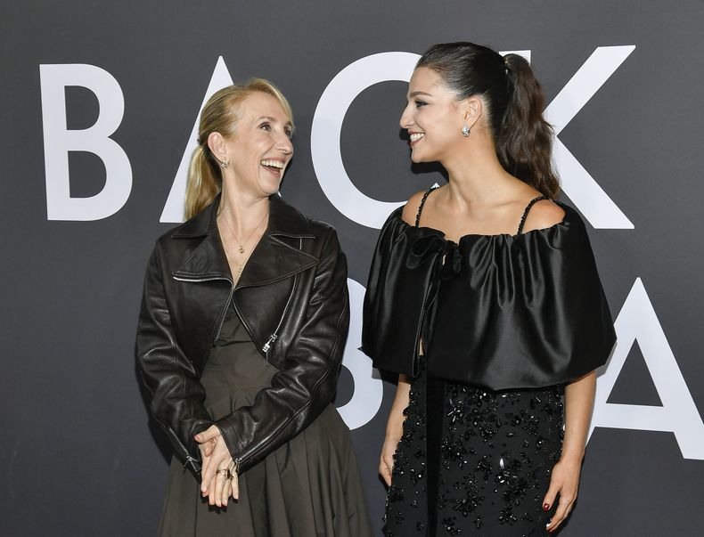La directora Sam Taylor-Johnson, izquierda, y la actriz Marisa Abela en la premiere de Back to Black de Focus Features en AMC Lincoln Square el martes 14 de mayo de 2024 en Nueva York. (Foto Evan Agostini/Invision/AP)