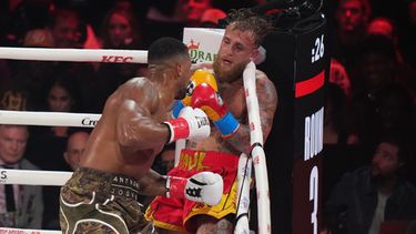 Anthony Joshua en acción ante Jake Paul durante su combate de peso pesados el viernes 19 de diciembre del 2025. (AP Foto/Lynne Sladky)