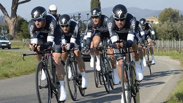 americateve | El colombiano Rigoberto Ur&aacute;n, derecha, encabeza al equipo Omega Pharma-Quick en la primera etapa de la carrera Tirreno Adri&aacute;tico el mi&eacute;rcoles, 12 de marzo de 2014, entre Donoratico y San Vincenzo, Italia. (AP Photo/Fabio Ferrari, Lapr