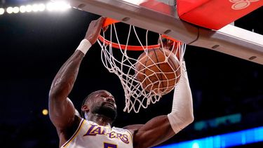 ARCHIVO - El pívot de los Lakers de Los Ángeles, Deandre Ayton, realiza una clavada durante la primera mitad del tercer partido de una serie de playoffs de la segunda ronda de la NBA contra los Thunder de Oklahoma City, el 9 de mayo de 2026, en Los Ángeles. (Foto AP/Mark J. Terrill, Archivo)