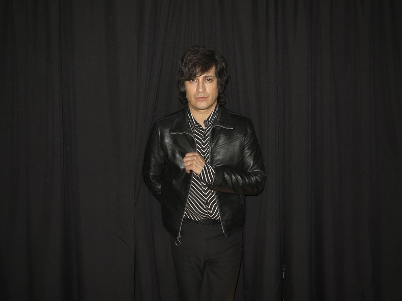 El músico mexicano Siddhartha posa para un retrato durante una entrevista para promover su EP Miel de azar en la Ciudad de México el 4 de julio de 2024. (Foto AP/Berenice Bautista)