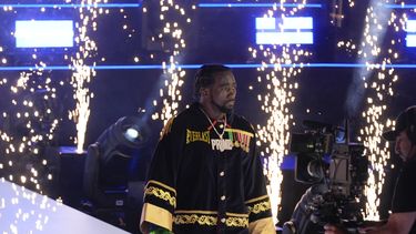 Terence Crawford camina hacia el entarimado previo al combate por el título super welter ante Israil Madrimov, en Los Ángeles, el sábado 3 de agosto de 2024. Terence Crawford walks to the ring before a super welterweight championship boxing match against Israil Madrimov in Los Angeles, Saturday, Aug. 3, 2024. (AP Foto/Damian Dovarganes)