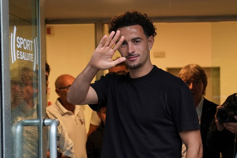 Curtis Jones, flamante fichaje del Inter de Milán, saluda tras salir de su reconocimiento médico, el viernes 21 de agosto de 2026, en Milán. (Claudio Furlan/LaPresse vía AP)