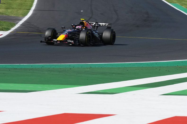 El piloto de Red Bull, Liam Lawson (de Nueva Zelanda), maniobra con su monoplaza durante la sesión de clasificación previa al Gran Premio de Italia de Fórmula 1, en Monza, Italia, el sábado 5 de septiembre de 2026. (Foto AP/Antonio Calanni)