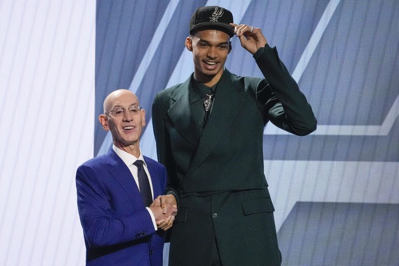 Victor Wembanyama posa para la foto con el comisionado de la NBA Adam Silver tras ser la primera selección del Draft por los Spurs de San Antonio el jueves 22 de junio del 2023. (AP Foto/John Minchillo)