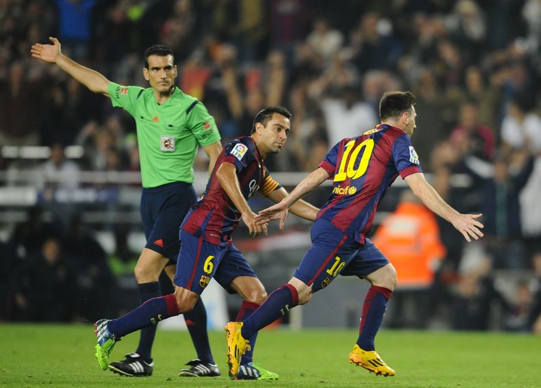 El jugador del Barcelona, Lionel Messi, derecha, festeja un gol contra Sevilla en la liga espa&ntilde;ola el s&aacute;bado, 22 de noviembre de 2014, en Barcelona. (AP Photo/Manu Fernandez)
