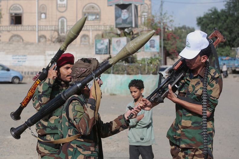 Rebeldes hutíes de Yemen charlan mientras revisan sus armas durante una campaña de movilización en Saná, Yemen, el jueves 10 de septiembre de 2026. (AP Foto)