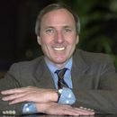 ARCHIVO - Joseph Wambaugh, autor de Fugitive Nights posa durante una entrevista en Los Ángeles en enero de 1992. (AP Foto/Reed Saxon, Archivo)
