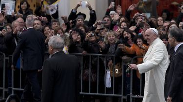 americateve | El papa Francisco llega a la Plaza de Espa&ntilde;a para rezar ante la estatua de la Virgen Mar&iacute;a, en el centro de Roma, el domingo 8 de diciembre de 2013, d&iacute;a de la festividad de la Inmaculada Concepci&oacute;n. (AP Foto/Alessandra Tarantin