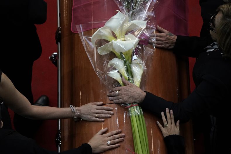 Familiares rodean el ataúd que contiene los restos de la actriz mexicana Silvia Pinal, durante un funeral en el Palacio de Bellas Artes, en la Ciudad de México, el sábado 30 de noviembre de 2024. Pinal, actriz de la Época de Oro del cine mexicano de las décadas de 1940 y 50, murió el jueves. Tenía 93 años. (Foto AP/Aurea Del Rosario)