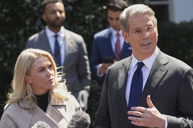 El secretario del Tesoro de Estados Unidos, Scott Bessent, habla con reporteros fuera del Ala Este de la Casa Blanca, el miércoles 9 de abril de 2025, en Washington, con la secretaria de prensa de la Casa Blanca, Karoline Leavitt. (AP Foto/Jacquelyn Martin)