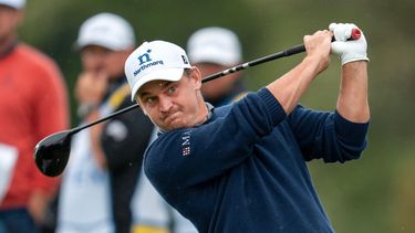 Bud Cauley, de los Estados Unidos, observa su tiro de salida en el hoyo dos durante la ronda final del torneo de golf del Abierto de Canadá en Caledon, Ontario, el domingo 14 de junio de 2026. (Frank Gunn/The Canadian Press vía AP)