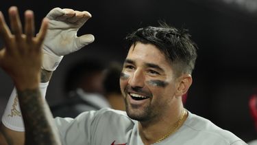 Nick Castellanos, de los Filis de Filadelfia, es felicitado tras conseguir un jonrón de dos carreras en el encuentro del martes 1 de agosto de 2023, ante los Marlins de Miami (AP Foto/Marta Lavandier)