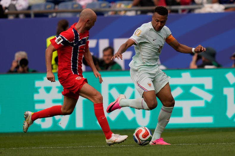 El francés Kylian Mbappe (10) controla el balón frente al noruego Fredrik Aursnes (14) durante su partido por el Grupo I del Mundial, el viernes 26 de junio de 2026, en Foxboro, Massachusetts. (AP Foto/Charles Krupa)