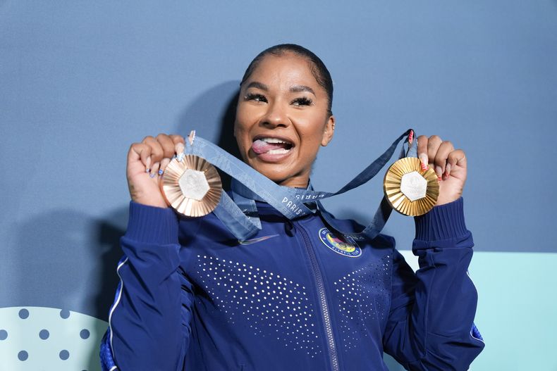 La gimnasta estadounidense Jordan Chiles sostiene sus medallas tras las finales por aparatos en los Juegos Olímpicos de París, el lunes 5 de agosto de 2024 (AP Foto/Charlie Riedel)