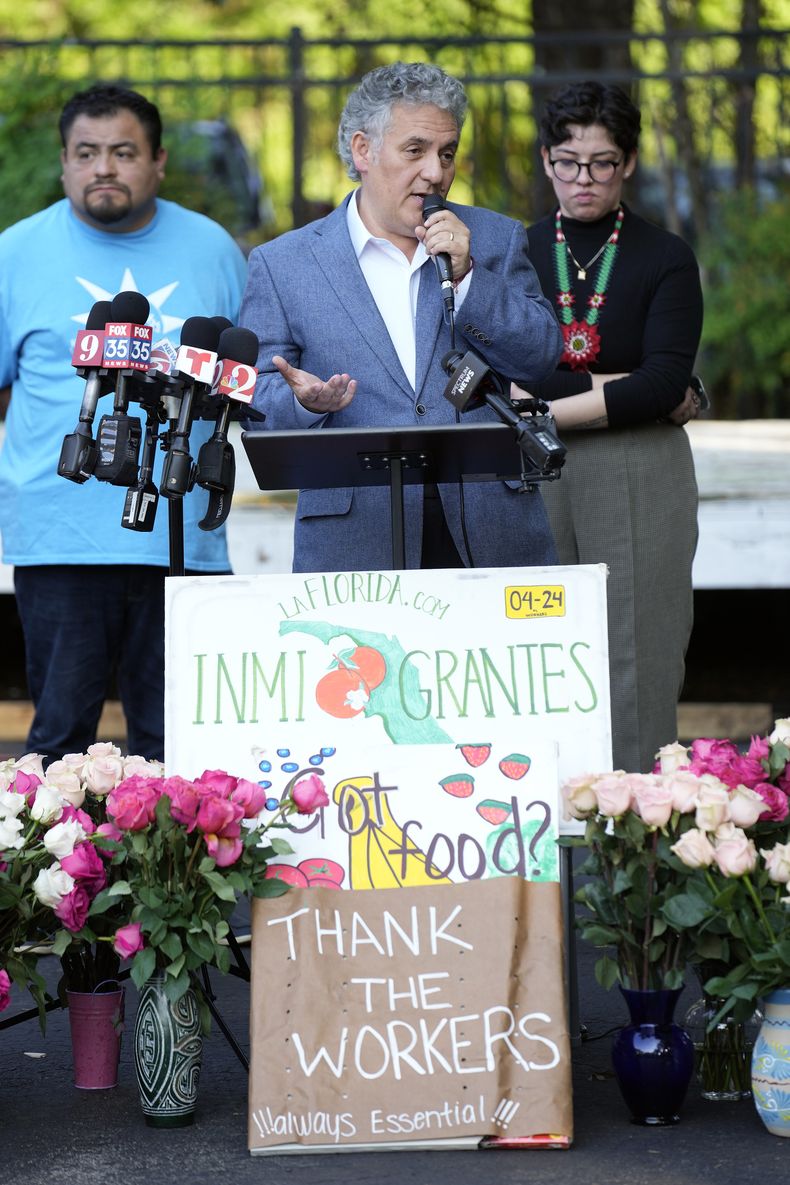 Juan Sabines, cónsul de México en Orlando, habla a los dolientes durante una vigilia en The Farmworkers Association el miércoles 15 de mayo de 2024, en Apopka, Florida. (AP Foto/Chris OMeara)