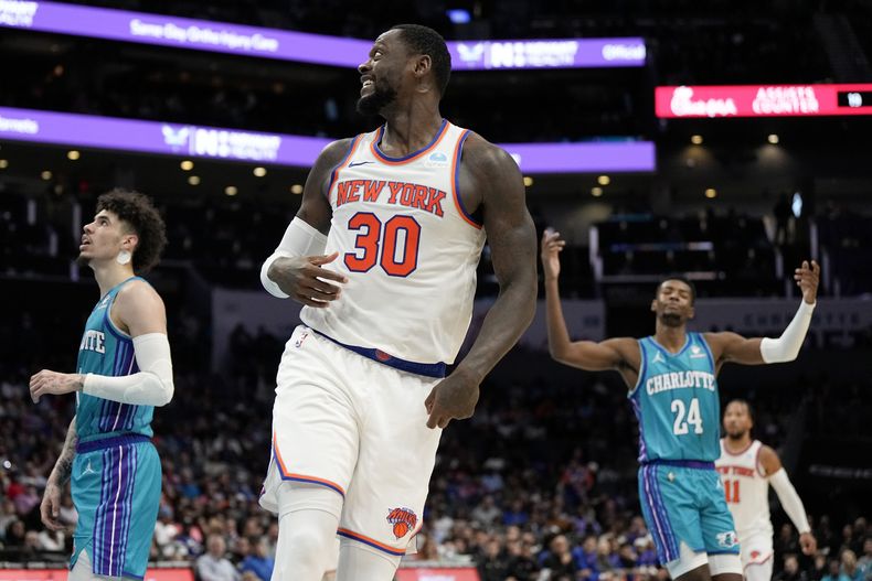 Julius Randle, alero de los Knicks de Nueva York, observa su enceste durante el encuentro ante los Hornets de Charlotte, el sábado 18 de noviembre de 2023 (AP Foto/Chris Carlson)