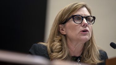 La presidenta de la Universidad de Pensilvania, Liz Magill, durante una audiencia con el Comité de Educación de la Cámara de Representantes, en el Capitolio, el 5 de diciembre de 2023 en Washington. (Foto AP/Mark Schiefelbein)
