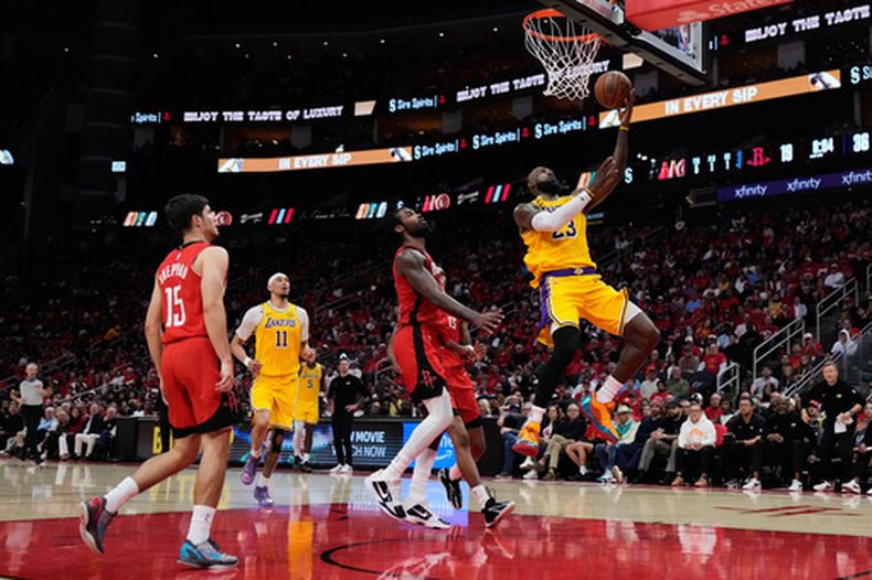 LeBron James (23), de los Lakers de Los Ángeles, alista una bandeja durante la primera mitad del sexto juego de la serie de primera ronda de playoffs del baloncesto de la NBA ante los Rockets de Houston, el lunes 1 de mayo de 2026. (AP Foto/Ashley Landis)