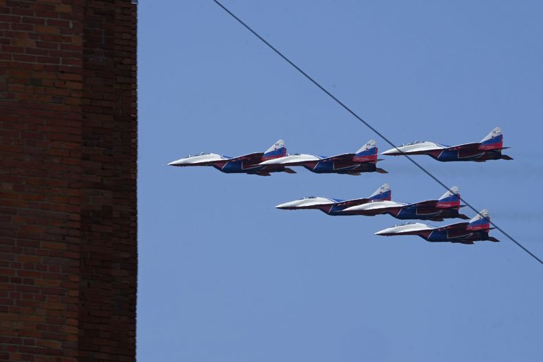 Aviones de combate MiG-29 del equipo de acrobacias aéreas Strizhi realiza su acto durante el espectáculo aéreo en la base militar Kronstadt, en las afueras de San Petersburgo, Rusia, el miércoles 21 de junio de 2023. (AP Foto/Dmitri Lovetsky)