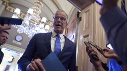 El líder de la mayoría del Senado, John Thune, hace una pausa en la puerta de su oficina para responder preguntas de reporteros sobre su estrategia para promover el proyecto de ley de gastos del presidente Donald Trump, en el Capitolio, en Washington, el lunes 2 de junio de 2025. (AP Foto/J. Scott Applewhite)