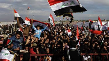 americateve | En esta fotograf&iacute;a de archivo tomada el mi&eacute;rcoles 9 de enero de 2013, manifestantes corean consignas contra el gobierno iraqu&iacute; encabezado por chi&iacute;es mientras ondean banderas nacionales durante una protesta en Ramadi, a 115 kil&