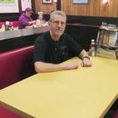 Ron Stark, copropietario de Holstens, la heladería y restaurante de Bloomfield Nueva Jersey donde se filmó la escena final de la serie de televisión The Sopranos, sentado el 5 de marzo de 2024 en una recreación del gabinete donde Tony Soprano tuvo su escena final. El día anterior, la mesa original utilizado en la serie se vendió en una subasta en línea por 82.600 dólares a un comprador anonimo. (Foto AP/Wayne Parry)