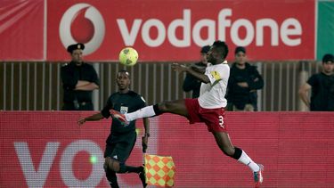 americateve | E jugador de la selecci&oacute;n de Ghana, Asamoah Gyan, salta para controlar el bal&oacute;n en un partido contra Egipto por las eliminatorias mundialistas el martes, 19 de noviembre de 2013, en El Cairo. (AP Photo/Manu Brabo)