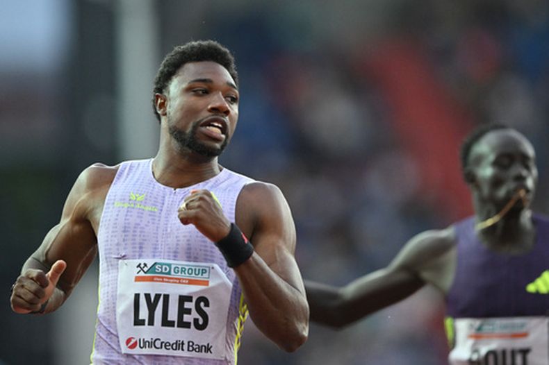 ARCHIVO - En esta fotografía de archivo del 16 de junio de 2026, el velocista estadounidense Noah Lyles compite para ganar la prueba masculina de los 150 metros en la reunión atlética Golden Spike en Ostrava, República Checa. (Foto AP/Lukas Kabon, Archivo)