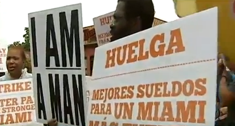 Trabajadores de los restaurantes de comidas rápidas de todo el país, incluidos varios  en el sur de la Florida, decidieron declararse en huelga hoy a modo de protesta por cobrar el salario mínimo.