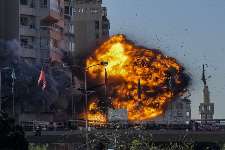 Una bola de fuego y humo señala el lugar donde se produjo un ataque aéreo israelí, en Tayouneh, Beirut, Líbano, el 15 de noviembre de 2024. (AP Foto/Hassan Ammar)