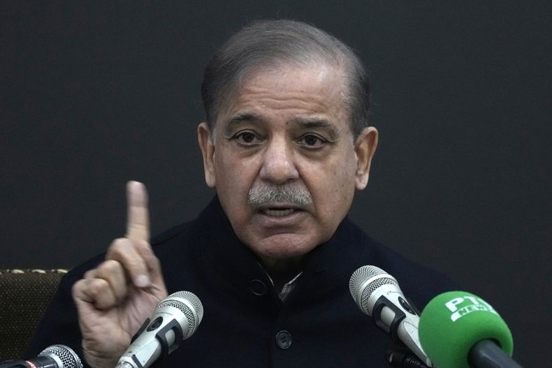 ARCHIVO - El ex primer ministor de Pakistán Shehbaz Sharif habla durante una conferencia de prensa sobre elecciones parlamentarias en Lahore, Pakistán, el martes 13 de febrero de 2024. Parlamentarios en la Asamblea Nacional de Pakistán eligieron el domingo 3 de marzo a Shehbaz Sharif como nuevo primer ministro del país por segunda ocasión. (AP Foto/K.M. Chaudary, Archivo)