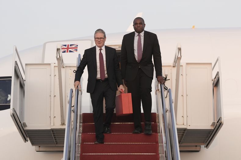 El primer ministro británico, Keir Starmer (izquierda), y su ministro de Asuntos Exteriores, David Lammy, bajan de su avión a su llegada a la Base Conjunta Andrews, en Maryland, previo a las pláticas con el presidente estadounidense, Joe Biden, sobre la resolución de los conflictos en Ucrania y Gaza, el jueves 12 de septiembre de 2024. (Stefan Rousseau/Foto de Archivo vía AP)