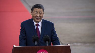 El residente de China, Xi Jinping, habla a su llegada al aeropuerto en Macao, China, el miercoles 18 de diciembre de 2024, antes de celebraciones por el 25to aniversario de la devolución de la ciudad de casinos al gobierno chino. (Eduardo Leal/Pool Foto via AP)