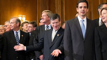 ARCHIVO - El congresista Jeb Hensarling, republicano por Texas, centro, celebra con sus colegas conservadores la aprobación de un proyecto de ley que evitará el cierre del gobierno y debilitará la ley de salud, el logro más importante del primer mandato del presidente Barack Obama, el 20 de septiembre de 2013, en el Capitolio de Washington. (Foto AP/J. Scott Applewhite, archivo)