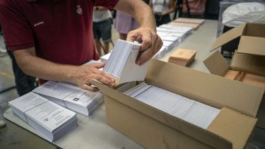 ARCHIVO - Un trabajador electoral muestra boletas a los medios antes de distribuirlos a centros de votación en un almacén de Barcelona, España, el 18 de julio de 2023. (AP Foto/Emilio Morenatti, Archivo)