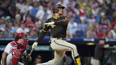El dominicano Juan Soto, de los Padres de San Diego, batea un jonrón de dos carreras ante los Filis de Filadelfia, el viernes 14 de julio de 2023 (AP Foto/Matt Slocum)