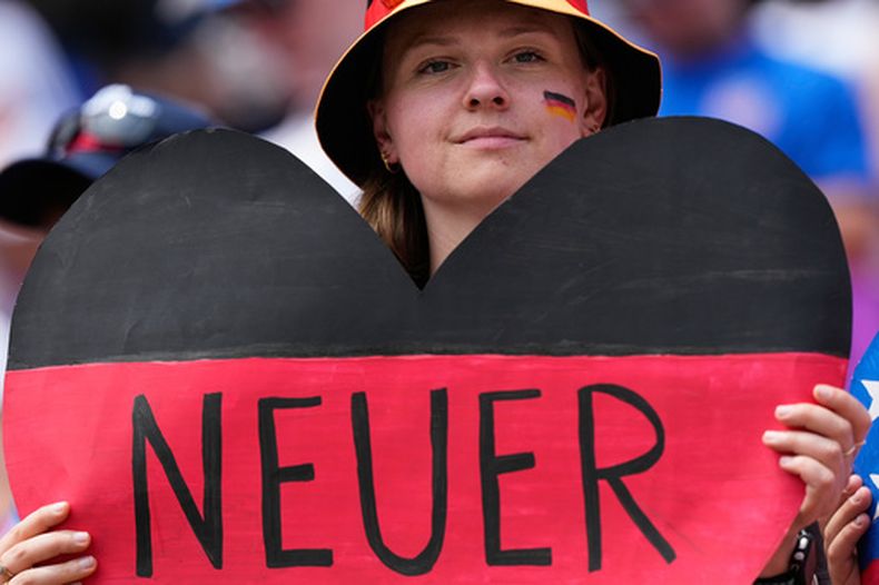 Una aficionada muestra un cartel en forma de corazón con el apellido del portero alemán Manuel Neuer antes de un partido amistoso ante Estados Unidos, el sábado 6 de junio de 2026 (AP Foto/Nam Y. Huh)