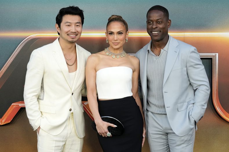 De izquierda a derecha, Simu Liu, Jennifer López y Sterling K. Brown, de la película Atlas, posan en el estreno de la película de Netflix en el Egyptian Theatre, el lunes 20 de mayo de 2024, en Los Ángeles. (Foto AP/Chris Pizzello)