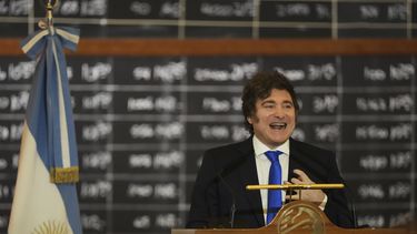 El presidente argentino Javier Milei durante su intervención en un evento por el 171mo aniversario de la Bolsa de Comercio de Buenos Aires, en Buenos Aires, Argentina, el jueves 10 de julio de 2025. (AP Foto/Natacha Pisarenko)