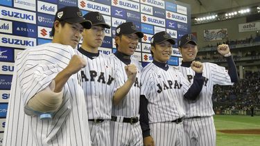 americateve | El manager de Jap&oacute;n, Hiroki Kokubo, centro, posa con los lanzadores, de izquierda a derecha,  Kazuhisa Makita, Yuji Nishino, Takahiro Norimoto y Yuki Nishi tras vencer a una selecci&oacute;n de Grandes Ligas, sin permitir hits, el s&aacute;bado, 15