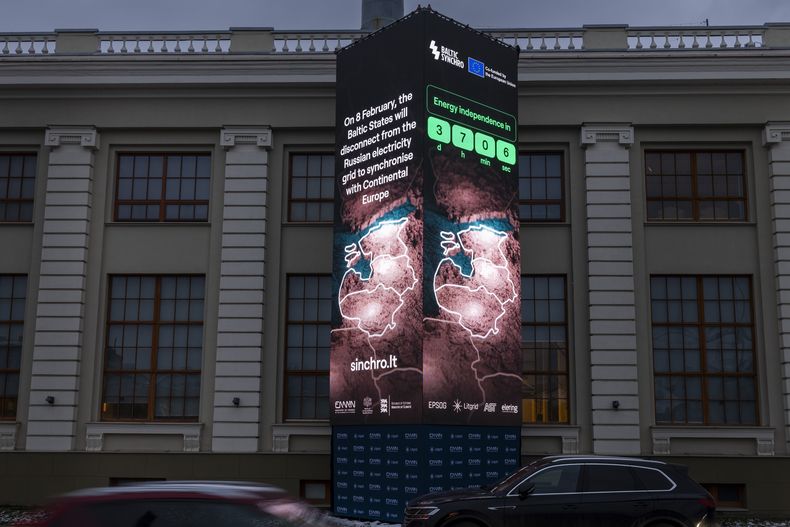 Una pantalla ubicada cerca del Museo de Energía y el puente Mindaugas indica que el 8 de febrero los estados bálticos se desconectarán de la red eléctrica rusa para sincronizarse con la Europa continental, en Vilna, Lituania, el 4 de febrero de 2025. (AP Foto/Mindaugas Kulbis)