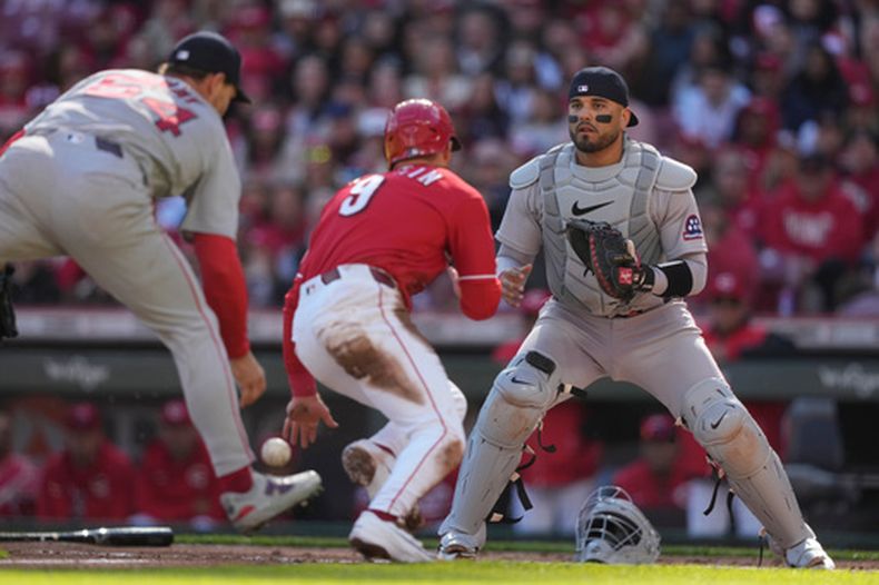 El cátcher de los Medias Rojas de Boston Carlos Narváez, observa mientras Matt McLain de los Rojos de Cincinnati anota frente al pitcher de los Medias Rojas Sonny Gray el sábado 28 de marzo del 2026. (AP Foto/Carolyn Kaster)